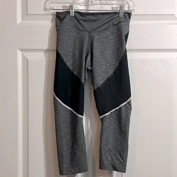 Nike Dri-Fit Leggings Women's. Size Small.  Gray Black Colorblock Cropped - Picture 1 of 8